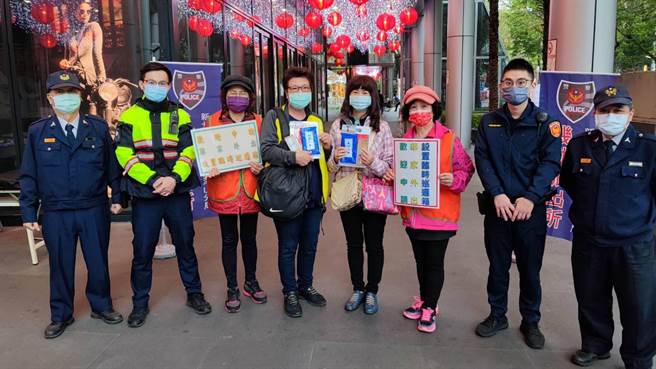 新北市海山警分局針對轄內人潮聚集、採買年貨「板橋大遠百」設置「機動派出所」的「社區警政」服務據點。（海山警分局提供）