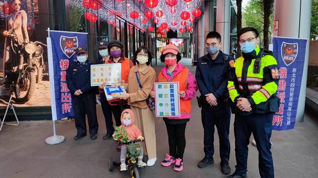 新北市海山警分局針對轄內人潮聚集、採買年貨「板橋大遠百」設置「機動派出所」的「社區警政」服務據點。（海山警分局提供）