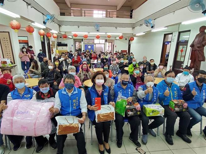 国民党台中市民眾服务社理事长郭元瑾如「及时雨」伸予援手，自掏腰包27日致送81户弱势边缘户。（陈世宗摄）