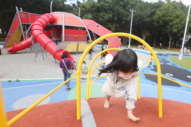 結合地景、觀光及具在地特色的生態造景遊具讓大小朋友回味無窮。（杜宜諳攝）