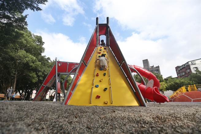 招潮蟹學齡兒童複合式遊戲設施除了有大片自然礫石池外，還有溜滑梯、攀岩等設施，讓孩子們能盡情放電。（杜宜諳攝）