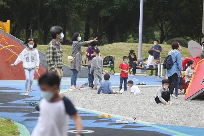 招潮蟹學齡兒童複合式遊戲設施除了有大片自然礫石池外，還有溜滑梯、攀岩等設施，讓孩子們能盡情放電。（杜宜諳攝）