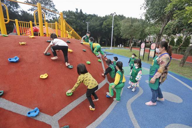 河龜地景圖騰遊戲場有多項障礙設施，讓遊玩的小朋友們可以挑戰體能及身體協調。（杜宜諳攝）