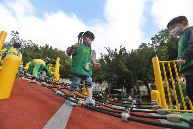河龜地景圖騰遊戲場有多項障礙設施，讓遊玩的小朋友們可以挑戰體能及身體協調。（杜宜諳攝）