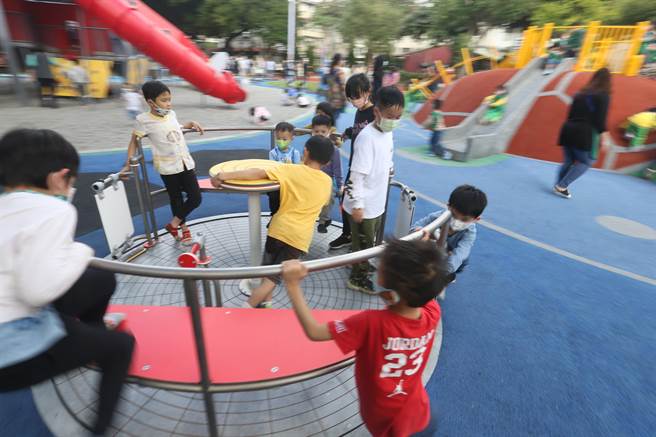 水丁香無障礙共融轉盤讓無論是否相識的小朋友們，都能一同體驗合作的快樂。（杜宜諳攝）