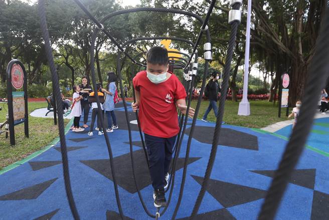 高蹺（行鳥）懸吊式繩索讓遊玩的小朋友能夠好好訓練自我身體的平衡感。（杜宜諳攝）