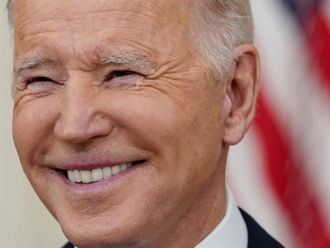 政治评论家指出，拜登在保护乌克兰主权的同时，却「背叛美国人民」，趁夜让非法移民「入侵」全美各地。（图／路透社）