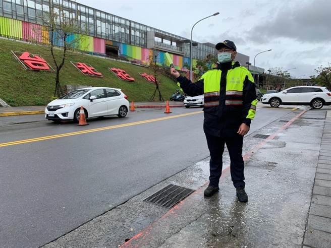 警方在相关路段实施交通疏导，并加强违规停车取缔及拖吊。(翻摄照片／林郁平台北传真）