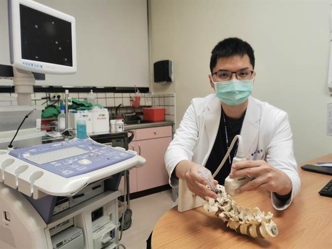 李居易医师表示，视病况选择治疗方式，介入治疗可免开刀解决根本问题。（卫生福利部臺北医院提供）