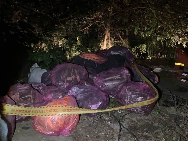 环保局稽查人员今年1月与警察局龙潭分局共同查获不法废弃物弃置业者，当场逮获现行犯载运废弃物弃置。（桃园市环保局提供／陈梦茹桃园传真）