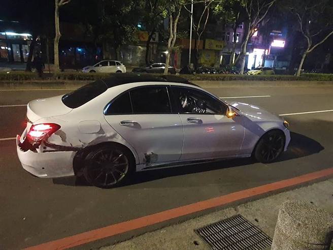 陳男駕駛白色C300屢次肇事，成為全民公敵。(圖／警方提供)