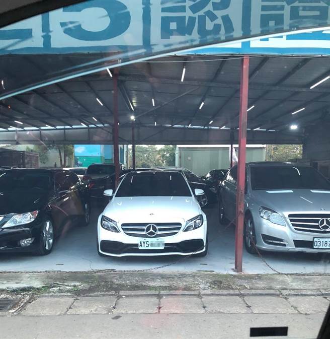 這輛車牌AYS開頭的白色C300成為全台最知名車輛，卻在今天被發現出現在中古車行待價而沽。(圖／爆廢公社)