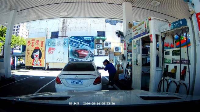 這輛白色C300最早因為在三峽加霸王油，引起公憤，成為全民公敵，路過之處都有人上網回報。(圖／爆料公社)