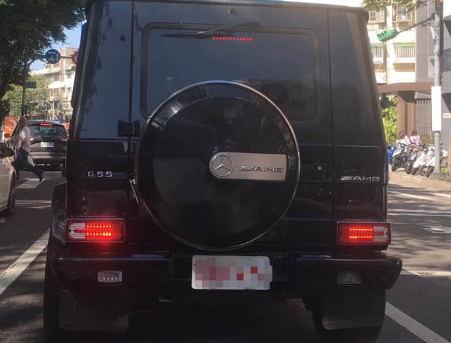 有网友目击1辆市价约800万的「宾士G55」挂上「白底红字」的营业用车牌，代表是多元化计程车，其他网友纷纷说好想搭看看。（翻摄自脸书「爆废公社公开版」）