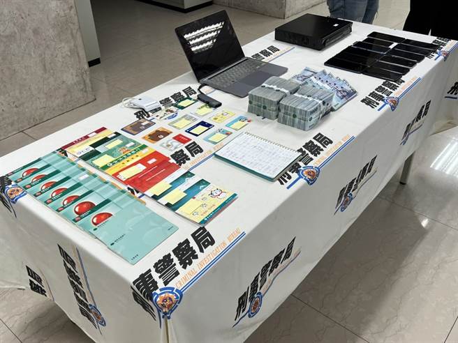 警方查扣到现金265万多元、笔记型电脑、手机、存折及公司帐册等赃证物。(翻摄照片／林郁平台北传真）