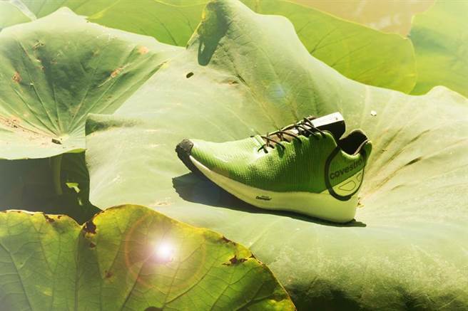 （科思创彰化厂，经「质量平衡」认证低碳足迹的热塑性聚氨酯（TPU），未来可用于鞋子，为地球环保尽一份心力。图／科思创提供）