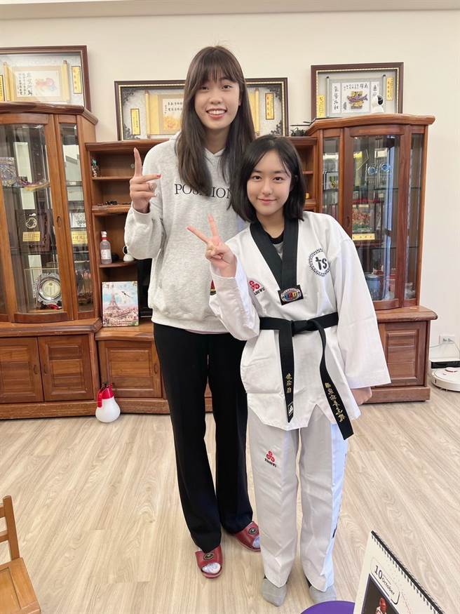彤彤（右）小时候也学过跆拳道，换上道服开心的与罗嘉翎合照。（大像娱乐提供）