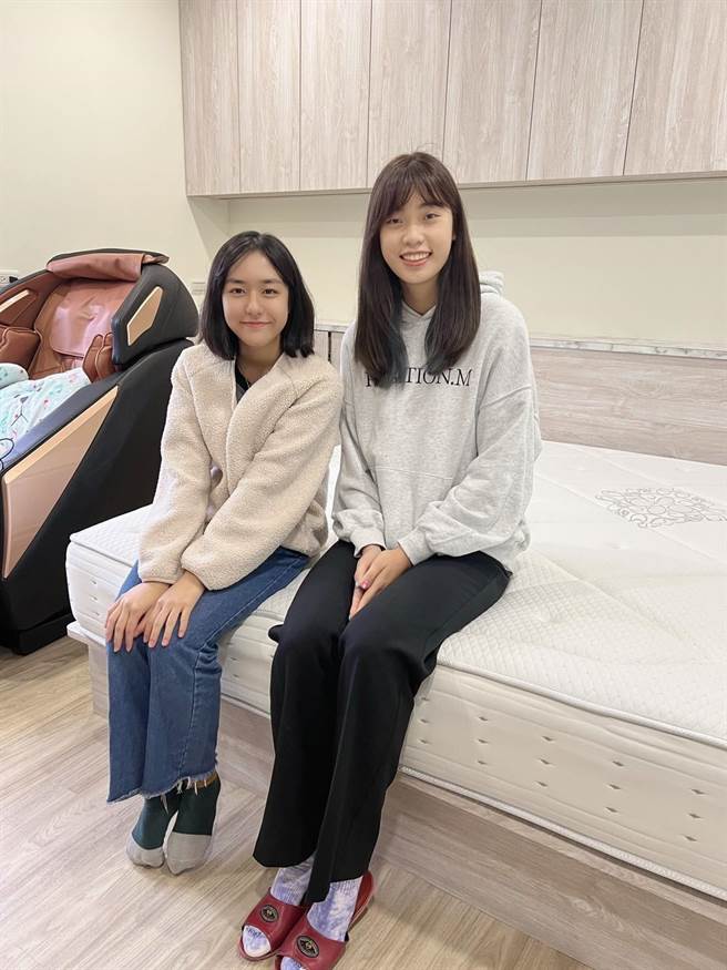 彤彤（左）送自家床垫给罗嘉翎。（大像娱乐提供）