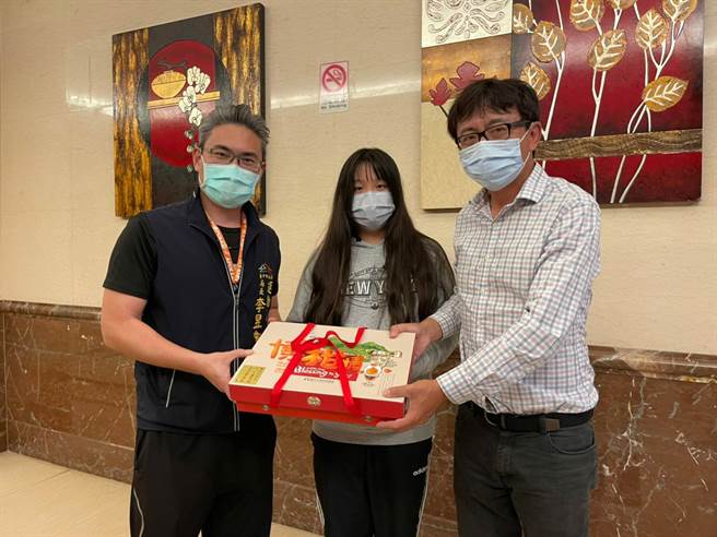 台中市运动局局长李昱叡（左起）、林洁恩、林洁恩的父亲林政耀。（台中市政府运动局提供）
