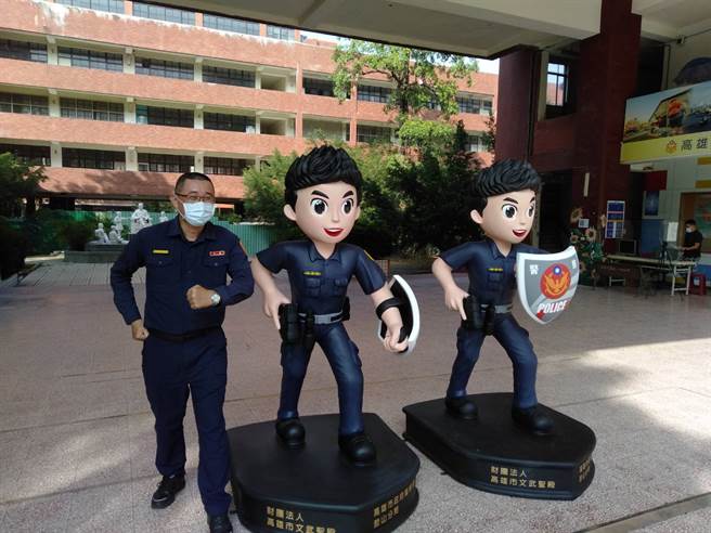 超大阪「霹靂雄警公仔」高約2公尺，以年輕員警造型呈現，濃眉大眼加上新潮髮型，搭配短袖制服，左手持盾、右手握槍，站在盾牌基座上顯示朝氣十足的架式，超級吸引民眾。(鼓山分局提供)