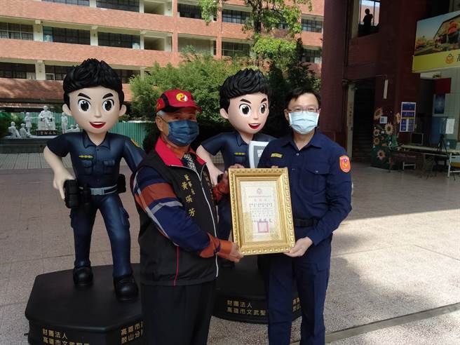 財團法人高雄市文武聖殿董事長黃瑛芳熱心地方公益，對於警察福利與裝備的支持更是不遺餘力，日前特地委託廠商打造兩件大型「霹靂雄警公仔」。(鼓山分局提供)