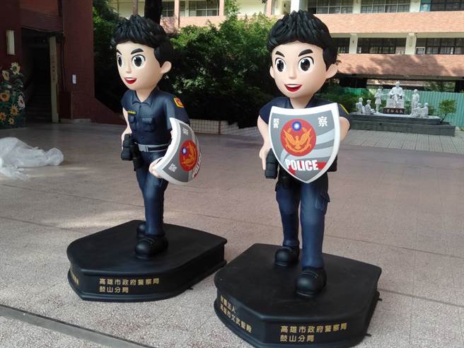 超大阪「霹靂雄警公仔」高約2公尺，以年輕員警造型呈現，濃眉大眼加上新潮髮型，搭配短袖制服，左手持盾、右手握槍，站在盾牌基座上顯示朝氣十足的架式，超級吸引民眾。(鼓山分局提供)