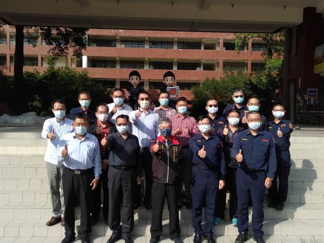 超大阪「霹靂雄警公仔」高約2公尺，以年輕員警造型呈現，濃眉大眼加上新潮髮型，搭配短袖制服，左手持盾、右手握槍，站在盾牌基座上顯示朝氣十足的架式，超級吸引民眾。(鼓山分局提供)