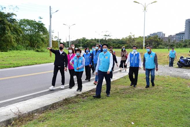 佐仓公墓区早已禁葬，但多年来公墓迁移牛步化。直到这两年，除持续起掘公墓，同时争取前瞻计画、花东基金经费，规划转型运动公园。市长魏嘉贤今天与代表会走访园区。（花莲市公所提供／王志伟摄）