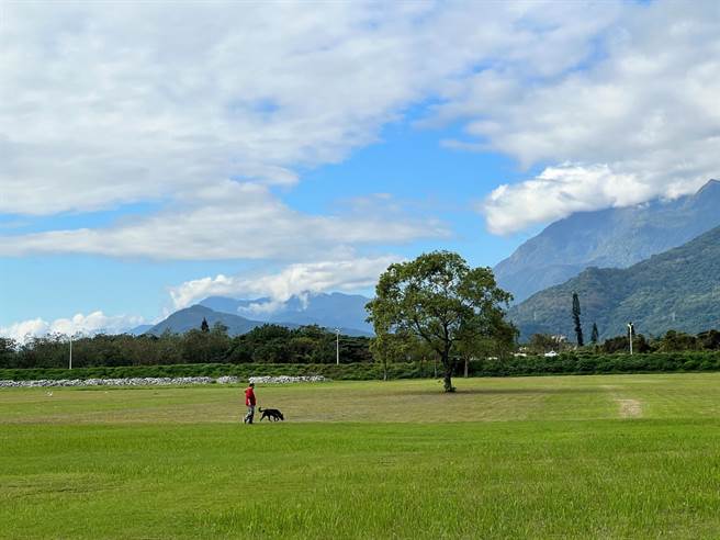 佐仓公墓全区迁葬后，通透明亮，绿草如茵，大幅翻转民眾对佐仓的刻板印象。（花莲市公所提供／王志伟摄）