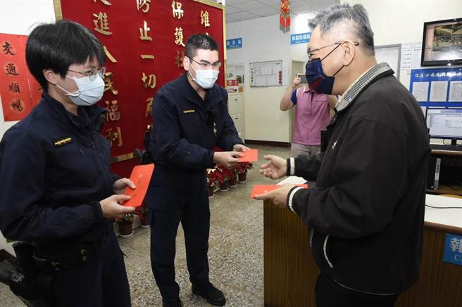 台北市長柯文哲27日到信義分局吳興街派出所、大安分局敦化南路派出所，慰勞員警的辛勞。(翻攝照片／林郁平台北傳真）