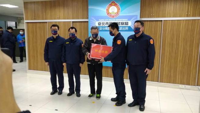 台北市長柯文哲27日到信義分局吳興街派出所、大安分局敦化南路派出所，慰勞員警的辛勞。(翻攝照片／林郁平台北傳真）