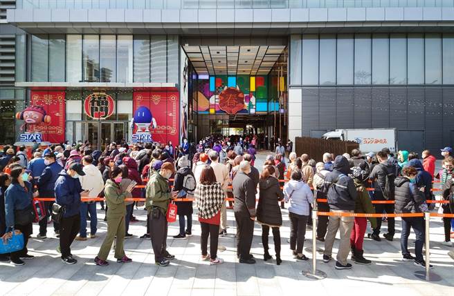 春節連假天氣出爐，中央氣象局表示，東北季風影響，明天(28日)起北部及東北部天氣轉涼。圖為排隊打疫苗人潮。(資料照/黃世麒攝)