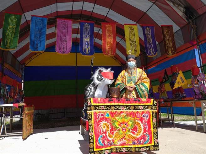 （蕭道賢指出，今年生肖屬虎、蛇、豬、猴民眾，因與太歲星君沖犯刑剋，要注意血光及車關。圖／業者提供）