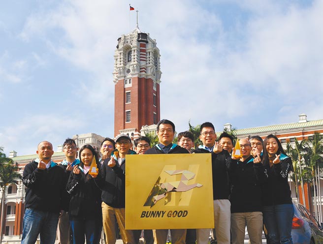 永丰金证券《AI帮你顾》夺国家品牌玉山奖全国首奖，团队主管吕正杰协理（前排中）代表25日获总统召见。图／公司提供