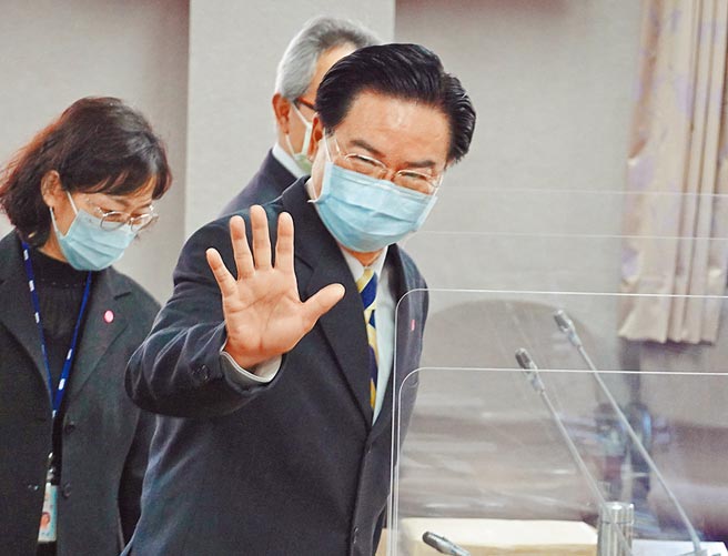 针对立陶宛设立「台湾代表处」可能调整名称问题，外交部长吴钊燮26日在立法院受访时驳斥。（姚志平摄）