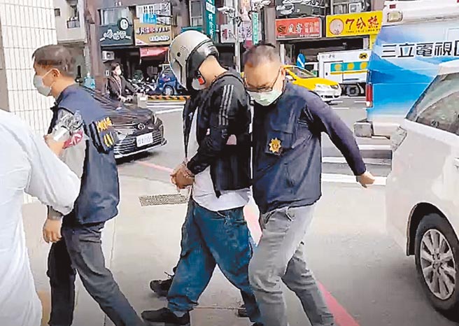 台中市东区一家超商座位区发生枪击案，赵嫌着红色外衣行凶，落网时已改穿黑色外套。（民眾提供／冯惠宜台中传真）