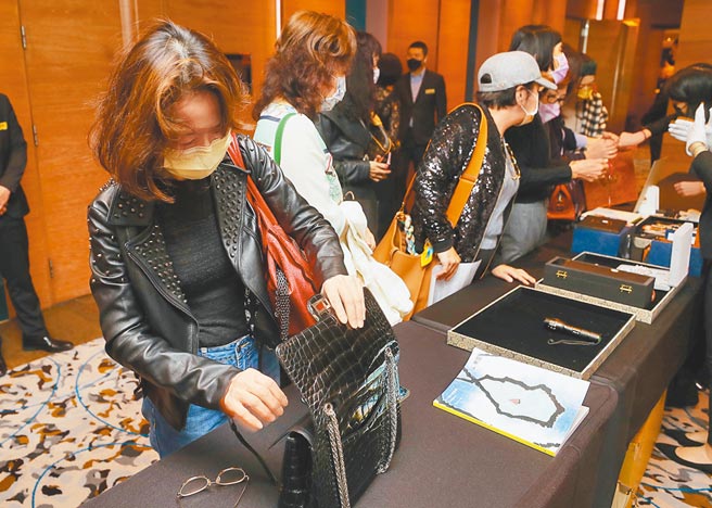 罗青哲与帝图拍卖合作，26日举办闪亮的回忆─罗霈颖与罗青藏书画精品公益拍卖会，精选罗霈颖生前收藏高级手袋、腕表、皮带、女装及珠宝配饰等藏品，延续罗霈颖生前匿名积极从事公益活动的精神。（季志翔摄）