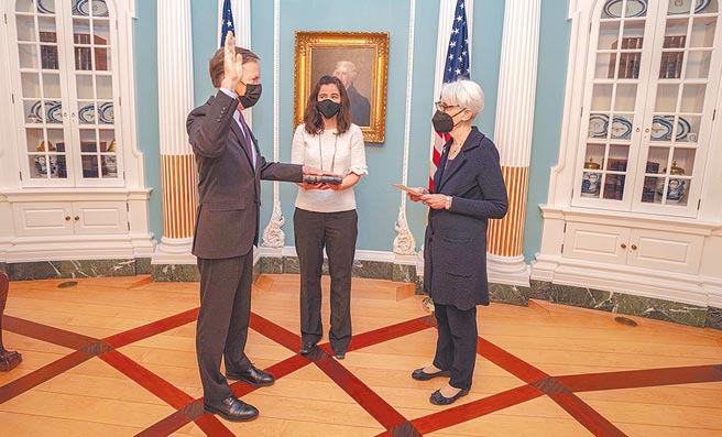 美國新任駐中國大使伯恩斯（左）25日在美國副國務卿雪蔓（右）見證下，宣誓就職。（摘自雪蔓推特）