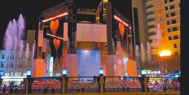 斗六圓環第二代水舞廣場修繕完工，這2天進行測試，新增的水幕可以投影，效果十分浪漫。（周麗蘭攝）