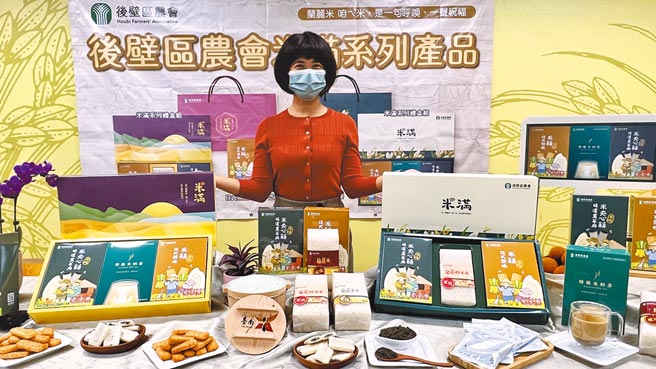 台南市后壁区农会在台南市政府农业局辅导下，今年推出首支米制品「米满」礼盒。（张毓翎摄）