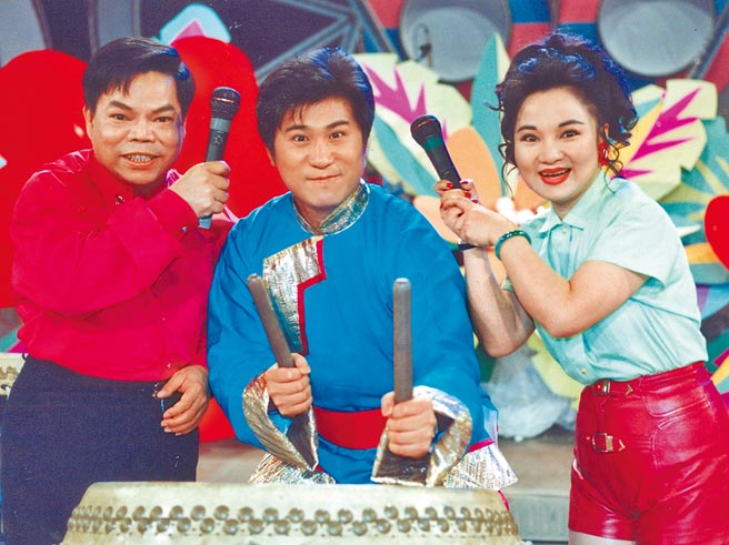 蔡头（左起）29年前在当红综艺节目《钻石舞台》与胡瓜、白冰冰逗趣互动。（资料照片）