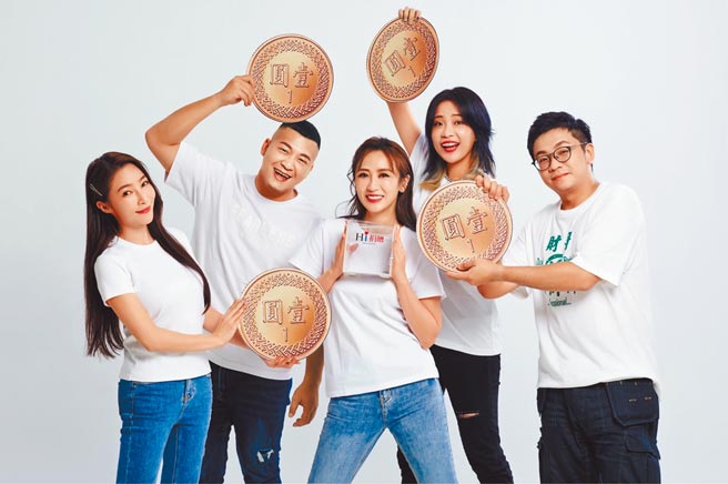 張家瑋（左起）、草爺、蔡允潔、卜星慧、林立青，號召民眾零錢捐，助弱勢家庭度過疫情寒冬。（紅心字會提供）