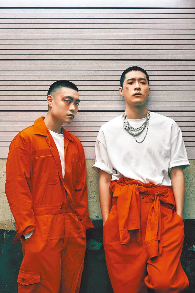 LEE跟周湯豪在〈City of Angels〉MV中飾演銀行搶匪，卻失手遭逮。（環球音樂提供）