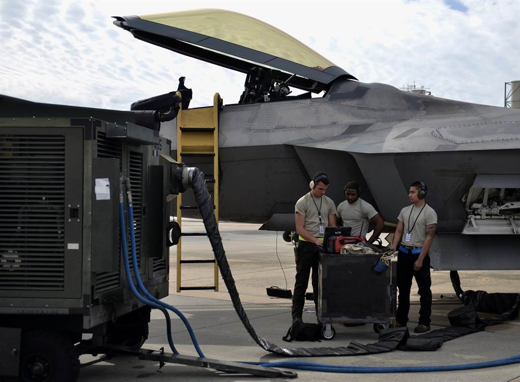 美空军重要计画的官员抱怨，该军种配发的电脑是超级便宜货，难以使用。图为地勤官兵于维护F-22时操作电脑。（图／DVIDS）(photo:ChinaTimes)
