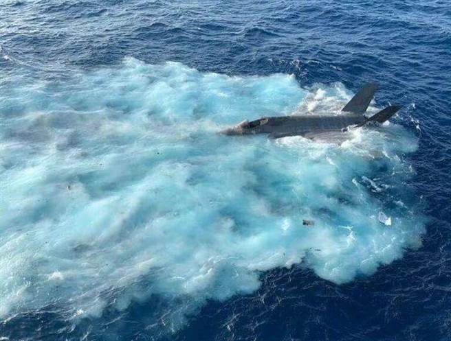 网路上流传美军F-35C战机坠海沉末前的照片，战机飞行员弹射逃生，图中显示战机舱盖已脱离。（图／网路）