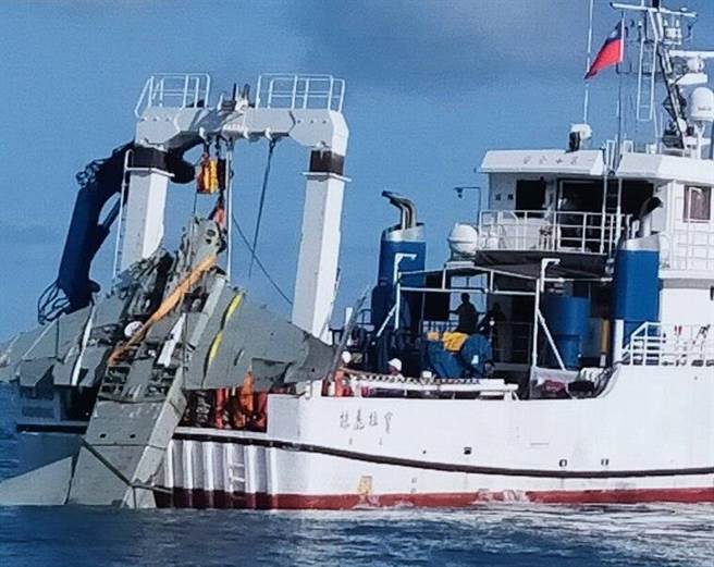 殉职飞官朱冠甍驾驶的F-5E战机，铨日仪海测团队与高雄科技大学教授合作，花了半年时间在去年5月将战机残骸打捞上岸。（图／民眾提供）