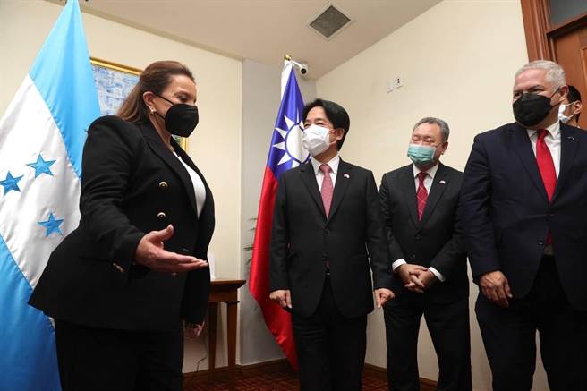 副总统赖清德（右）和宏都拉斯新任总统卡蕬楚（右）会面。（图片摘自赖清德脸书）