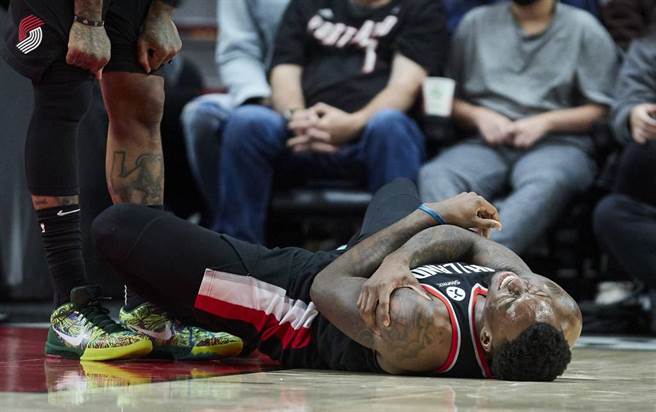 拓荒者前锋利托左肩膀受伤，倒地表情痛苦。（美联社资料照）