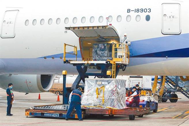 最后一批BNT疫苗抵台，陈时中形容有如「及时雨」。（陈麒全摄）