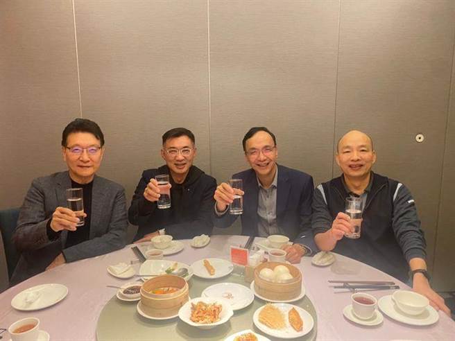 资深媒体人赵少康(左起)、立委江启臣、国民党主席朱立伦、前高雄市长韩国瑜聚餐画面。(取自赵少康脸书)